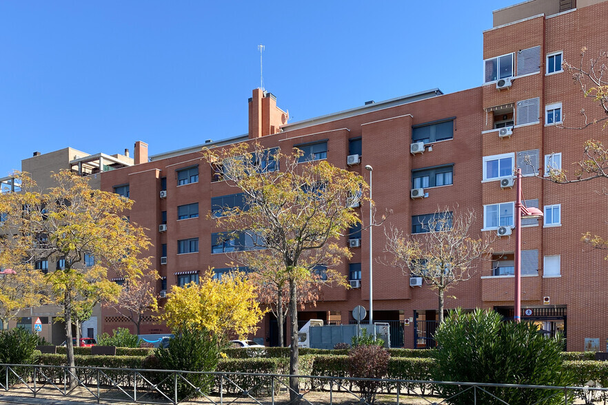 Avenida De La Universidad, 13, Fuenlabrada, Madrid for rent - Primary Photo - Image 1 of 2