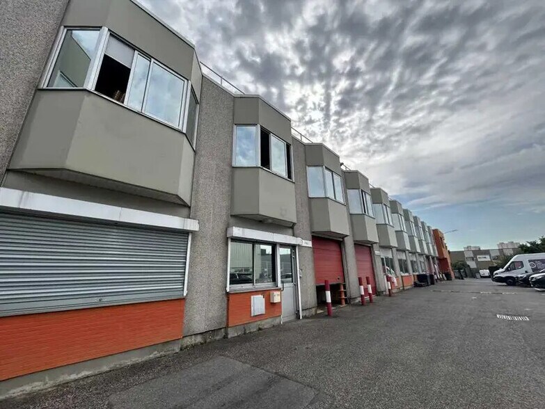 Light Industrial in Villejuif to rent - Building Photo - Image 1 of 13