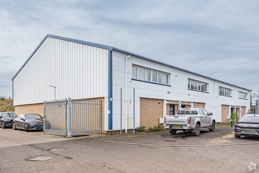 3B Langlands Sq, East Kilbride to rent - Building Photo - Image 2 of 11