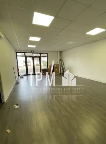 Retail in Gémenos to rent - Interior Photo - Image 2 of 4