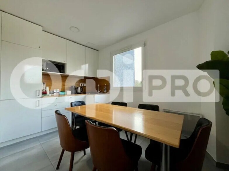 Light Industrial in Brie-Comte-Robert for sale - Building Photo - Image 3 of 8