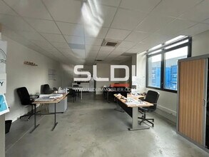 Avenue Carnot, Neuville-sur-Saône to rent Interior Photo- Image 2 of 9