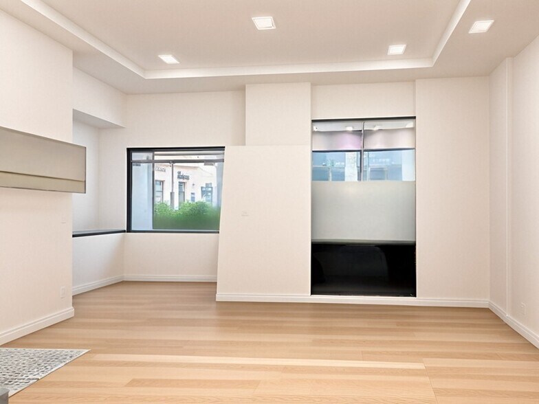 Retail in Lyon to rent - Interior Photo - Image 2 of 2