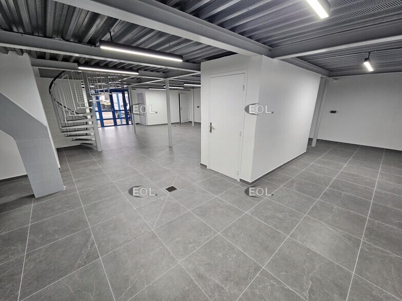 Light Industrial in Choisy Le Roi to rent - Interior Photo - Image 3 of 7