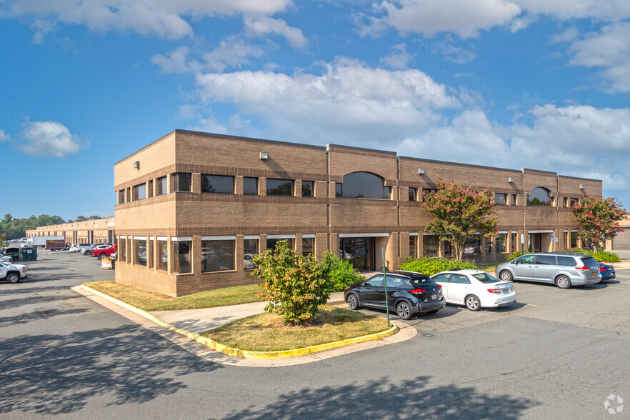 4001-4003 Westfax Dr, Chantilly, VA for rent - Building Photo - Image 1 of 5