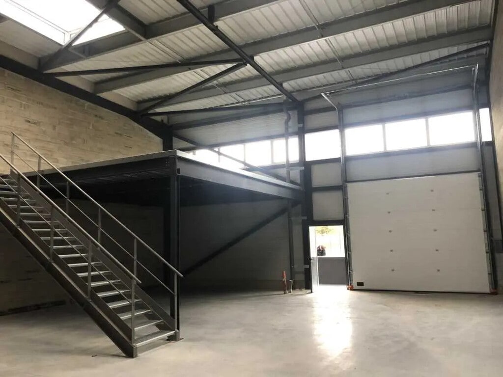 Location Local d'activités 226 m² - Photo 1
