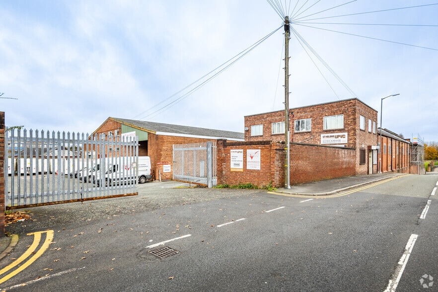 121 Birchley St, St Helens to rent - Building Photo - Image 2 of 2