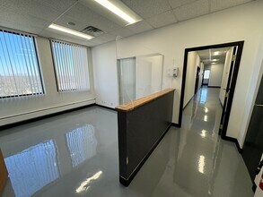 121 S Wilke Rd, Arlington Heights, IL to rent Interior Photo- Image 2 of 16