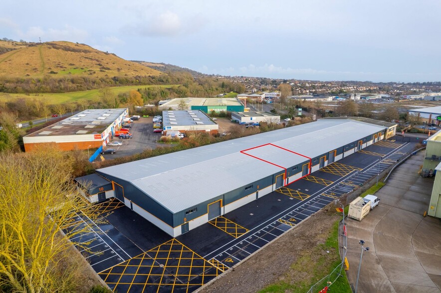 Park Farm Rd, Folkestone to rent - Building Photo - Image 3 of 11