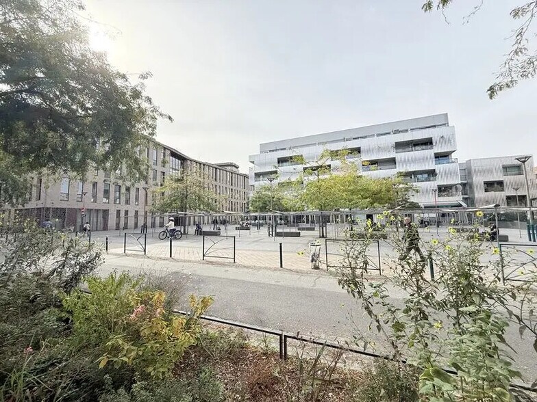 Office in Pantin to rent - Building Photo - Image 1 of 4