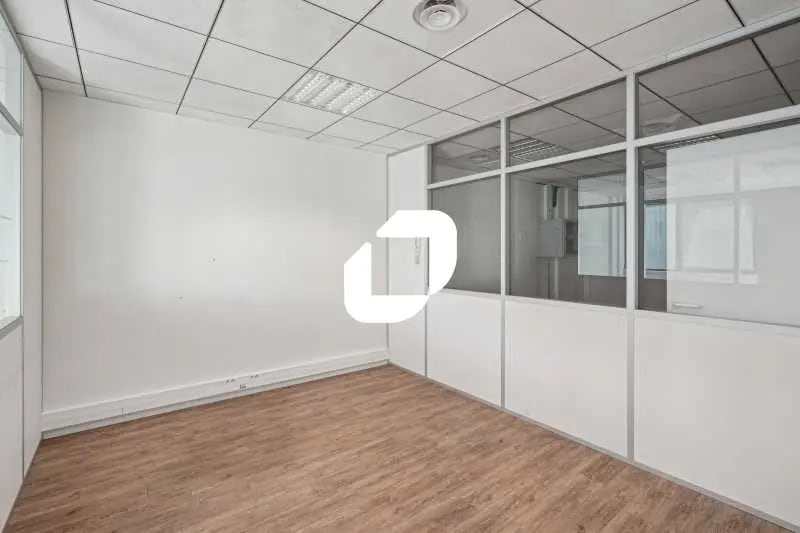 Office in Champagne-au-Mont-d'Or to rent Interior Photo- Image 1 of 8