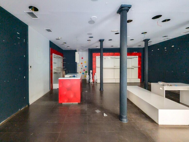 Retail in Granada for sale - Interior Photo - Image 3 of 16
