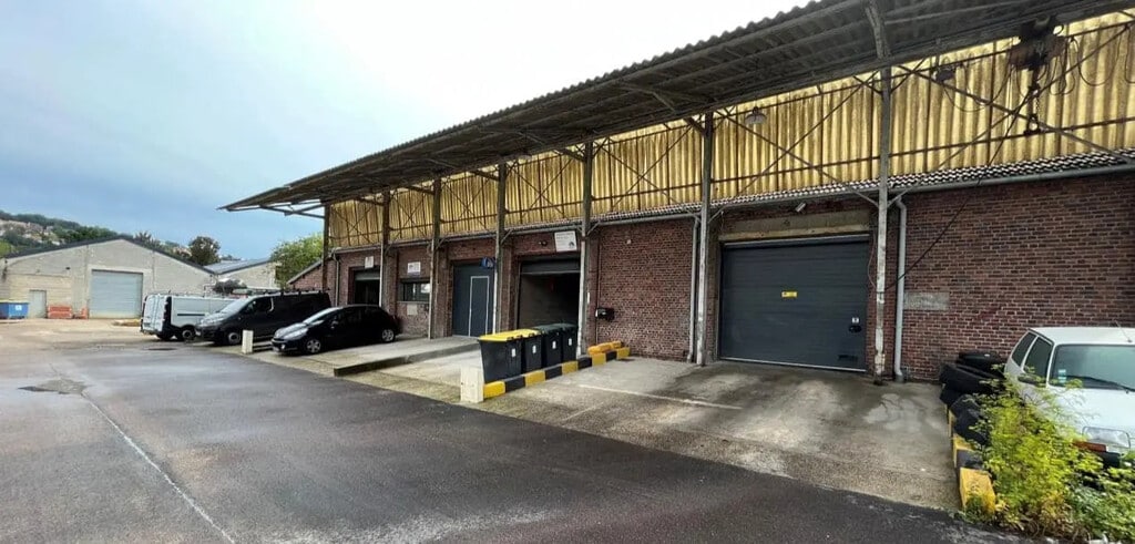 Location Local d'activités 180 m² - Photo 1