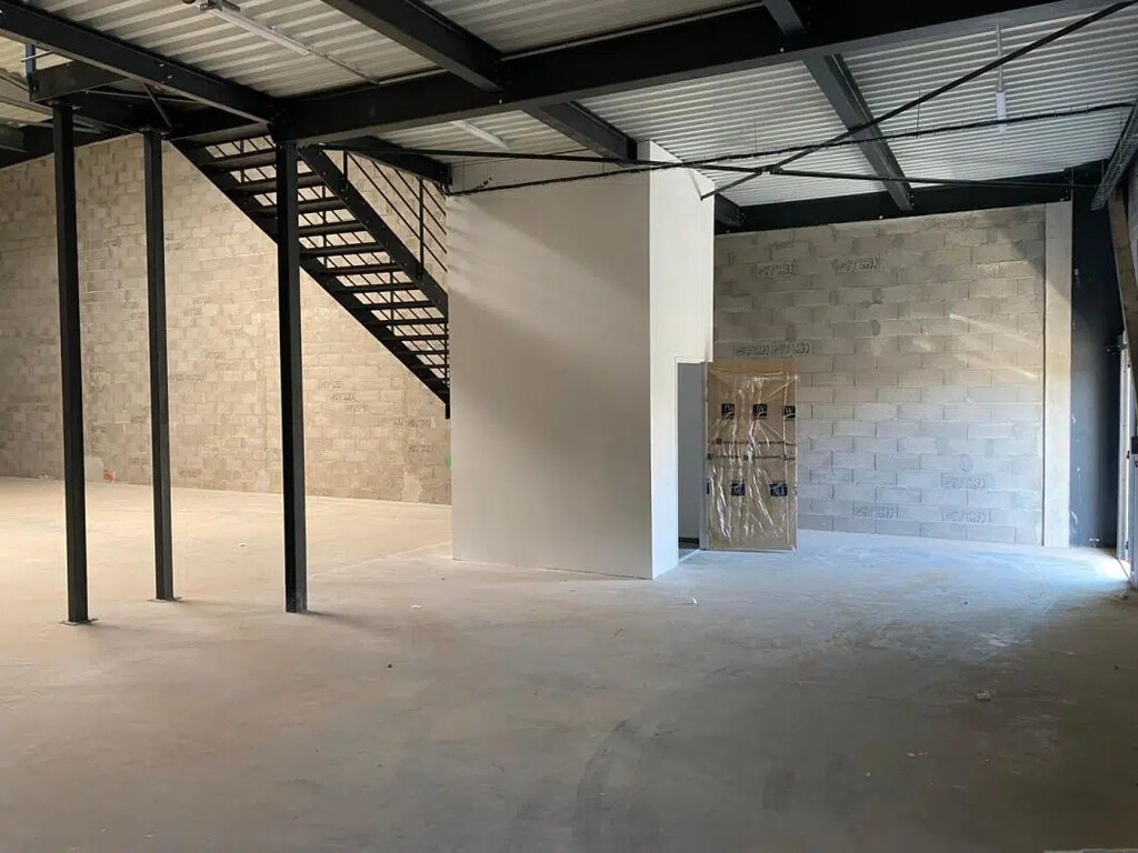 Location Entrepôt 608 m² - Photo 1