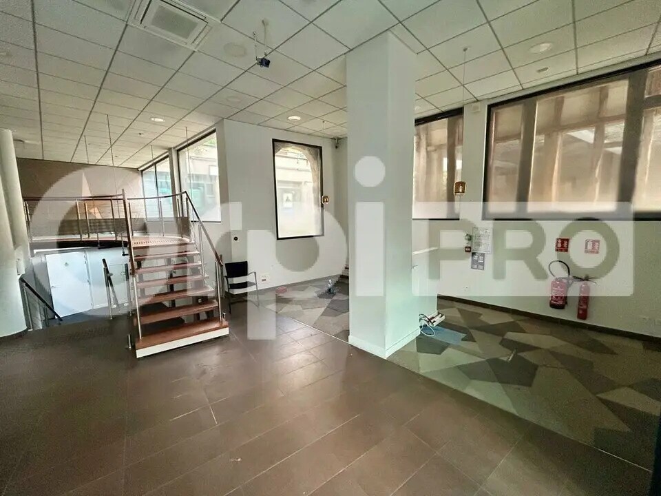 Location Commerce 210 m² - Photo 1
