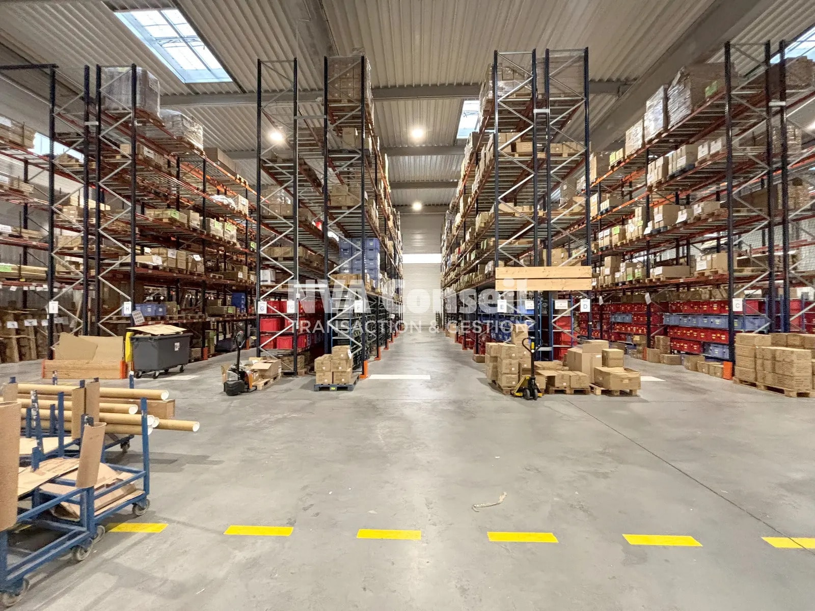 Light Industrial in Neuville-sur-Oise to rent Interior Photo- Image 1 of 14
