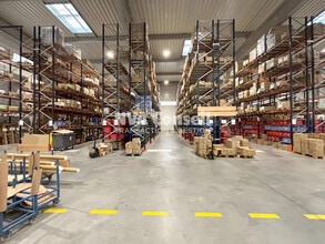 Light Industrial in Neuville-sur-Oise to rent Interior Photo- Image 1 of 14