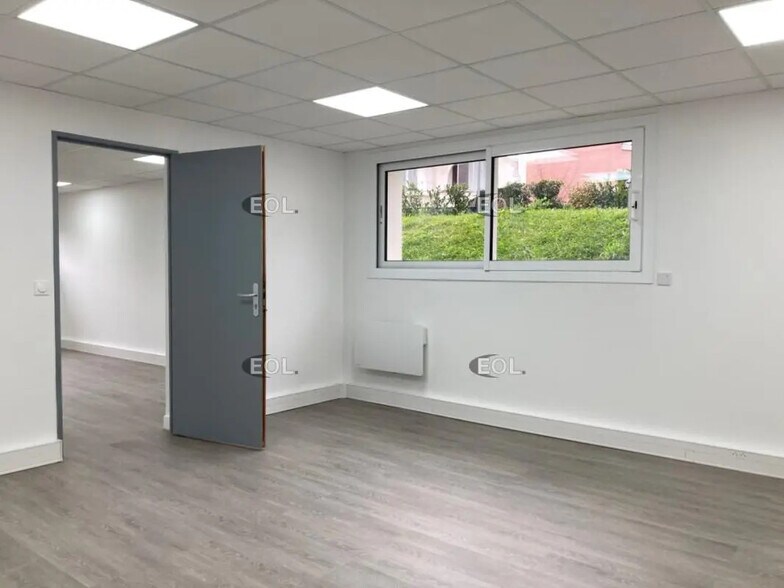Office in Maisons-Alfort to rent - Building Photo - Image 3 of 9