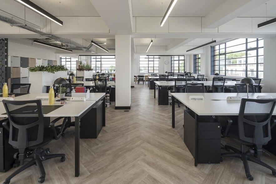 18-26 Essex Rd, London to rent - Interior Photo - Image 3 of 30