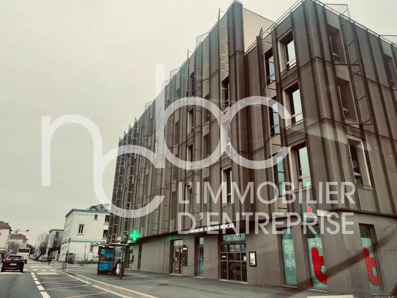 Health Care in Décines-Charpieu for sale - Building Photo - Image 1 of 11