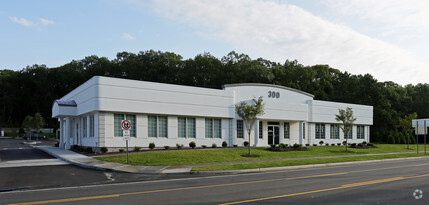 300 Old Country Rd, Riverhead, NY for sale Primary Photo- Image 1 of 1