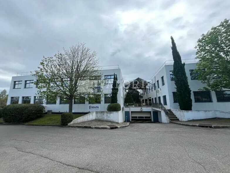 Office in Aix-en-Provence to rent - Building Photo - Image 2 of 10