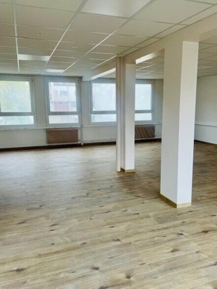 Office in Ivry-sur-Seine to rent - Interior Photo - Image 2 of 4