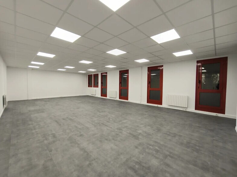 Light Industrial in Éragny to rent - Interior Photo - Image 1 of 1