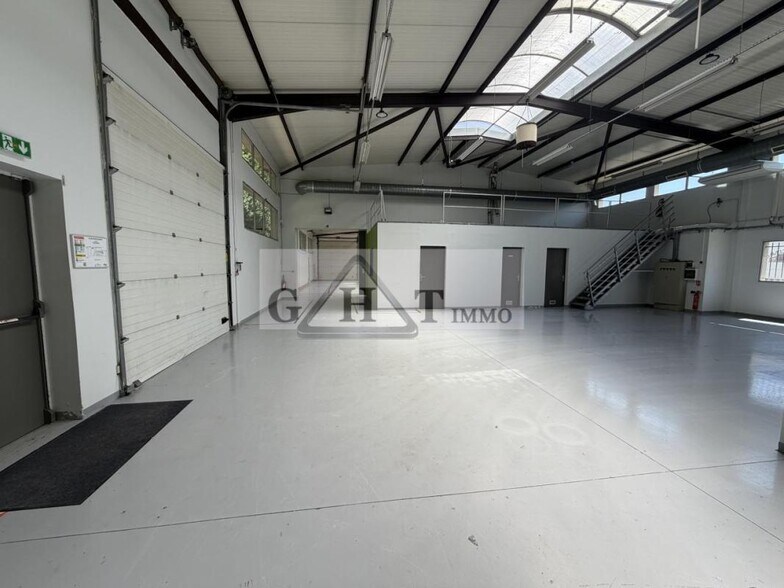 Industrial in Ozoir-la-Ferrière to rent - Building Photo - Image 2 of 10