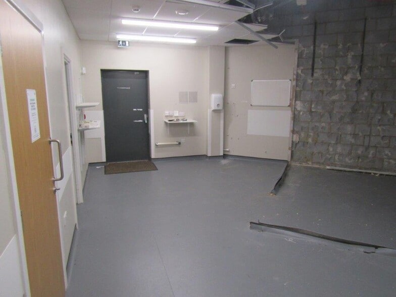 130 Dunthorne Way, Milton Keynes to rent - Interior Photo - Image 3 of 5