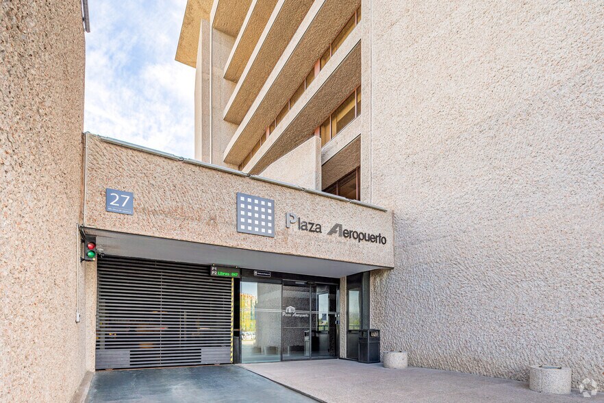 Avenida Hispanidad, 6, Madrid, Madrid to rent - Building Photo - Image 2 of 3