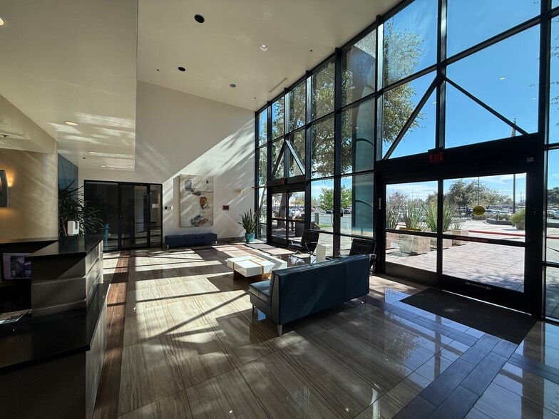 333 E Wetmore Rd, Tucson, AZ to rent - Lobby - Image 3 of 4