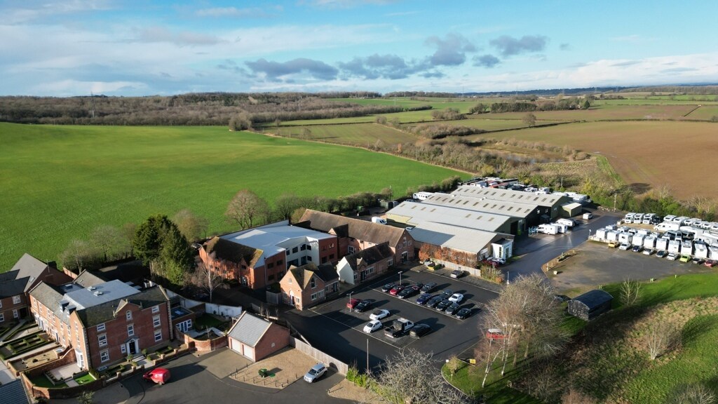Lauriston Park, Evesham to rent Building Photo- Image 1 of 19