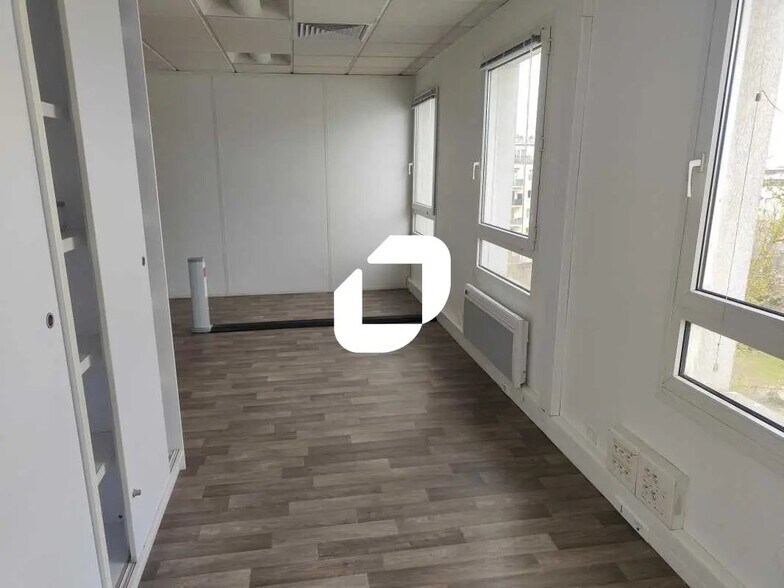 Office in Colombes to rent - Building Photo - Image 2 of 7