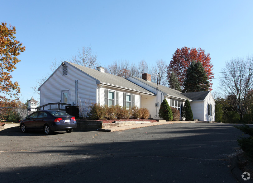 40 W Avon Rd, Avon, CT for rent - Primary Photo - Image 1 of 25