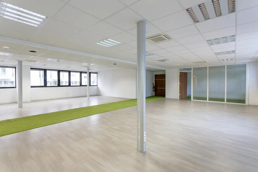 Office in Pantin to rent - Interior Photo - Image 1 of 6