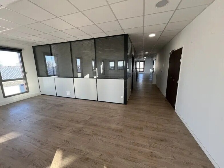 Office in Chassieu for sale - Building Photo - Image 2 of 4