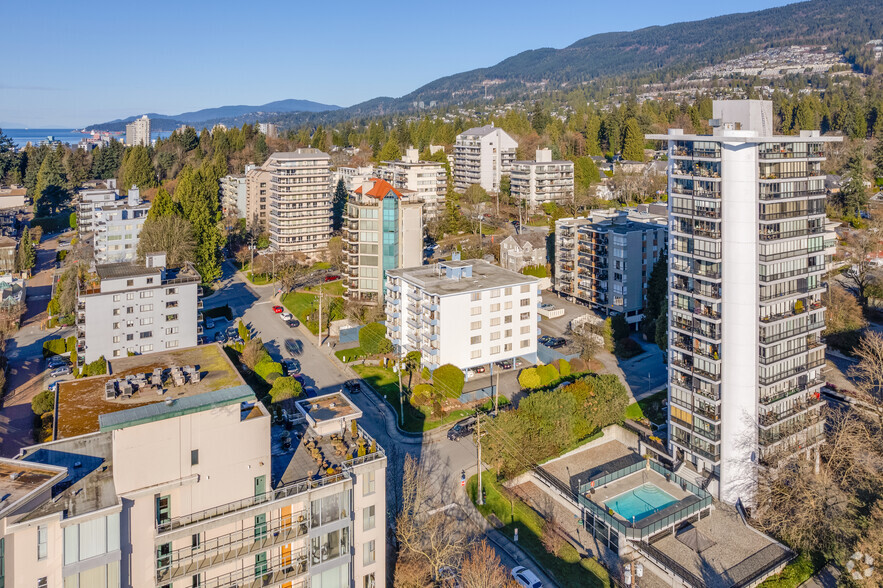 1665 Duchess Ave, West Vancouver, BC for sale - Building Photo - Image 3 of 5