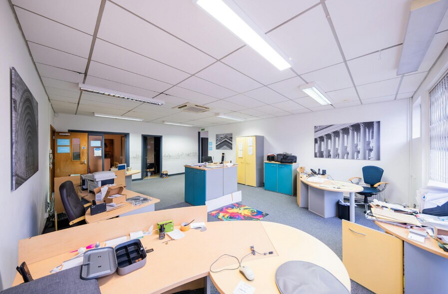 62 Brewery Rd, London for sale - Interior Photo - Image 2 of 9