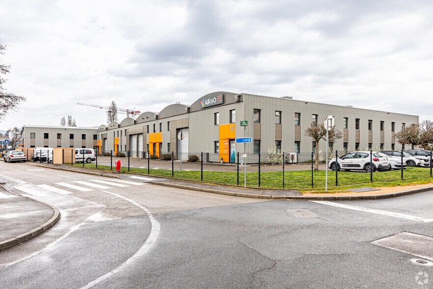 11 Chemin De L'Industrie, Dardilly to rent - Building Photo - Image 2 of 10