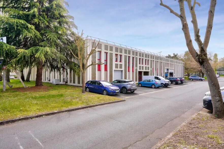 Light Industrial in Éragny to rent - Building Photo - Image 2 of 16