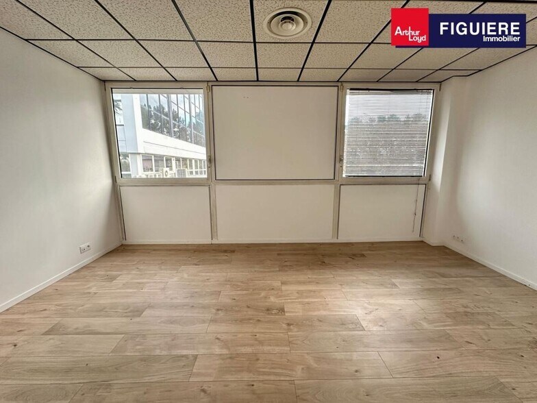 75 Rue Marcelin Berthelot, Aix-en-Provence for sale - Interior Photo - Image 2 of 8