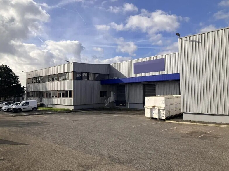 10-12 Rue De La Briqueterie, Louvres to rent - Building Photo - Image 2 of 6