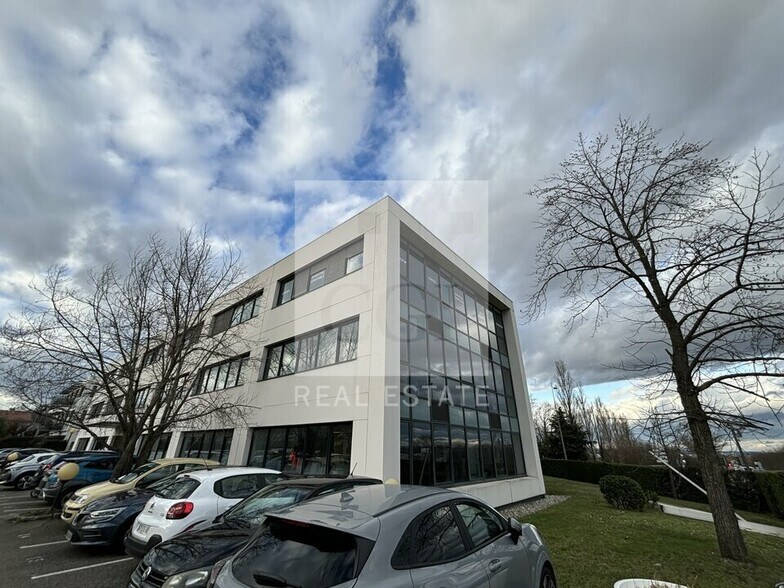23 Rue Maryse Bastié, Bron to rent - Building Photo - Image 2 of 12