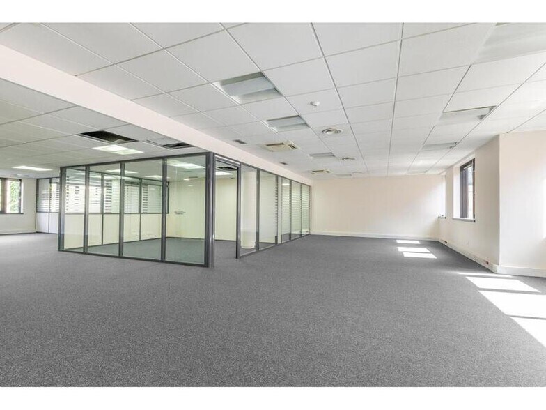 7-9 Rue Auguste Gervais, Issy-les-Moulineaux to rent - Interior Photo - Image 3 of 13