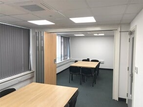 Kings Mill Ln, Redhill to rent Interior Photo- Image 2 of 5