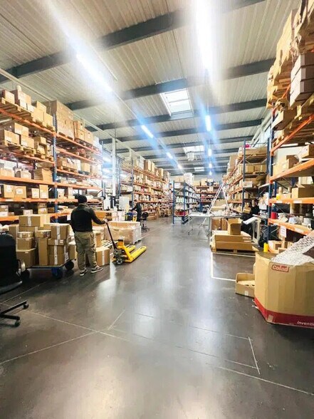 Light Industrial in Élancourt to rent - Building Photo - Image 2 of 8
