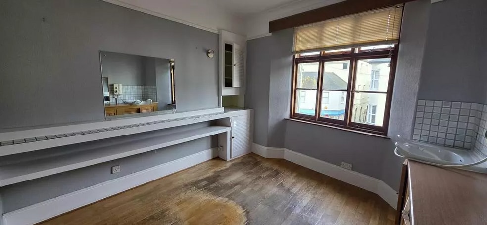 21 Higher St, Dartmouth to rent - Interior Photo - Image 2 of 2