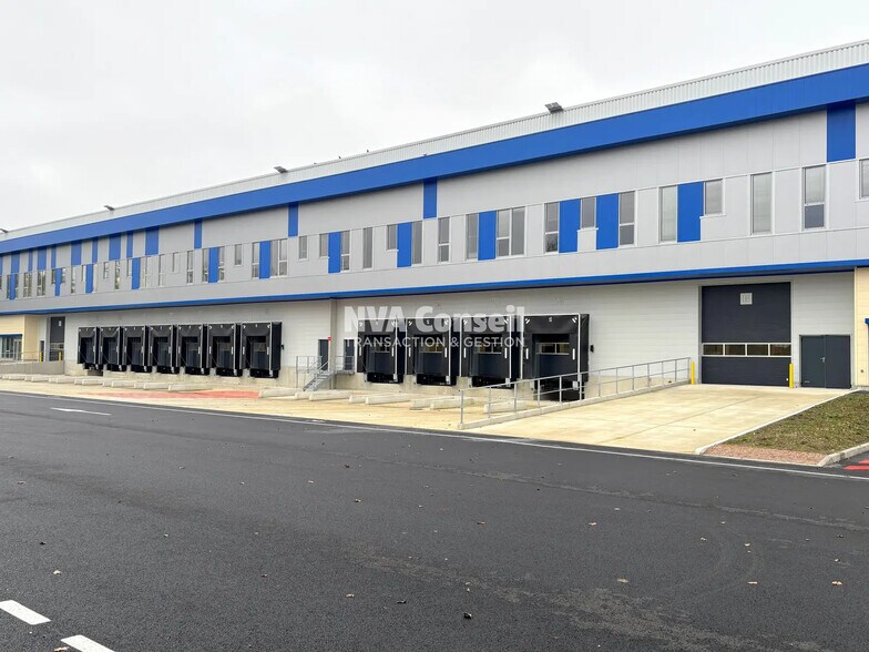 Industrial in Éragny to rent - Building Photo - Image 1 of 14