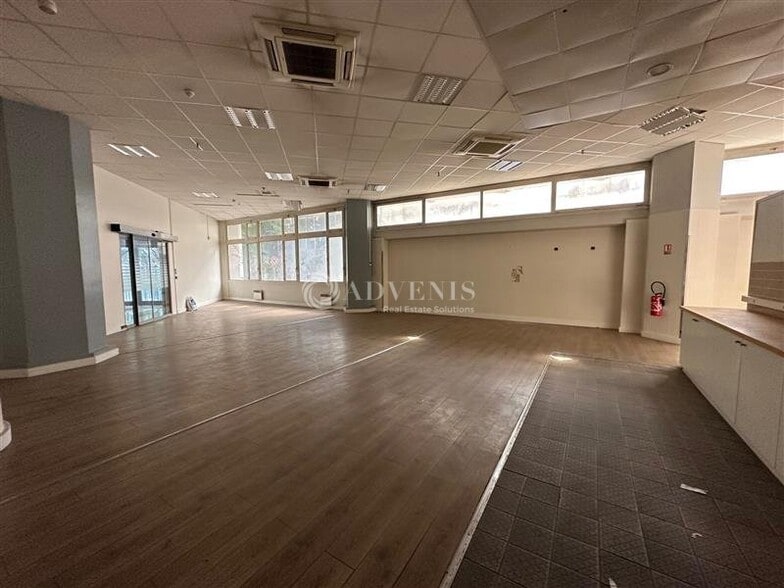 Retail in Noisy-le-Grand to rent - Interior Photo - Image 1 of 6